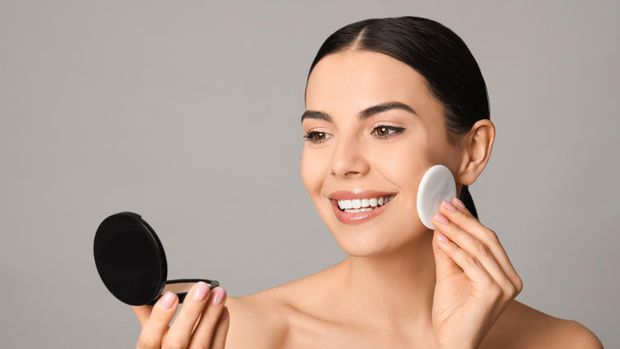 Ilustrasi pakai bedak jadi foundation.