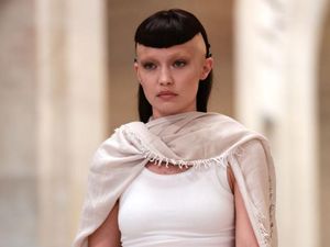 Gigi Hadid Nyaris Tak Dikenali, Tampil di Fashion Show dengan Rambut Dicukur