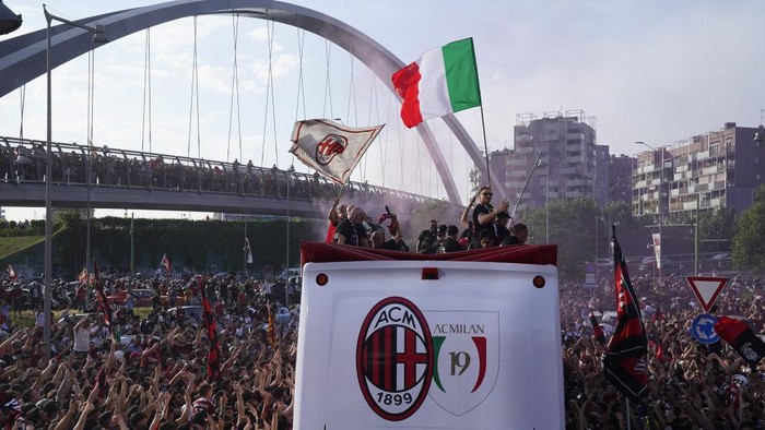 MILAN, ITALY - MAY 23: Zlatan Ibrahimovic celebrates with his teammates during the AC Milan Serie A Victory Parade on May 23, 2022 in Milan, Italy. (Photo by Pier Marco Tacca/AC Milan via Getty Images)