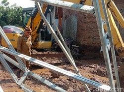 Tanggul Sungai Sat Pati yang Jebol Diperbaiki, Alat Berat Dikerahkan