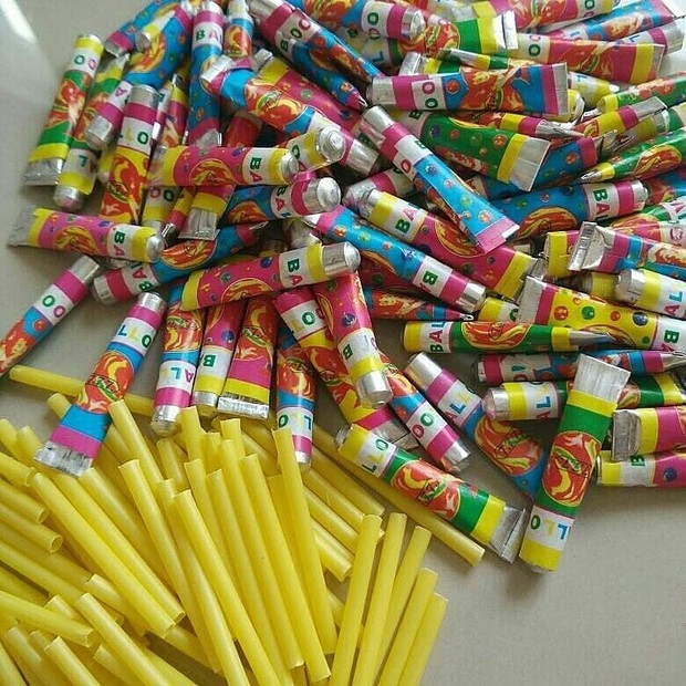 Balon tiup merupakan salah satu mainan masa kecil dulu.