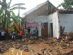 Tanggul Sungai Sat di Pati Jebol, Ladang-Puluhan Rumah Rusak Tanggul Sungai Sat di Pati Jebol, Ladang-Puluhan Rumah Rusak