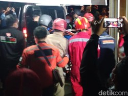 Detik-detik Pria Lompat dari Jembatan Kahuripan ke Sungai Brantas