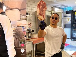 Chef Resto Salt Bae Jatuhkan Steak Mahal ke Lantai, Videonya Viral!
