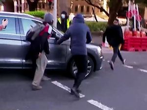 Demo Cinta Alam di Australia Ganggu Lalin Sampai Diseruduk Mobil