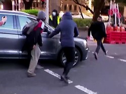 Demo Cinta Alam di Australia Ganggu Lalin Sampai Diseruduk Mobil