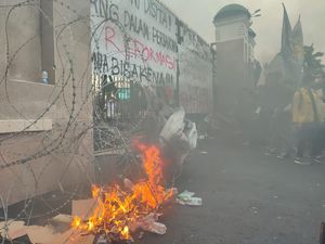Demo di DPR Memanas Sore Ini, Mahasiswa Bakar Sampah!