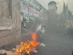 Demo di DPR Memanas Sore Ini, Mahasiswa Bakar Sampah!
