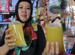 Nenek-nenek Beli Minyak Goreng Pakai Pedulilindungi? Ribet!