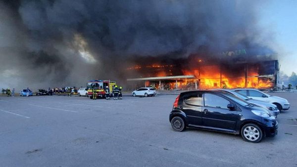 Foto: Detik-detik Mal di Ukraina Terbakar Usai Dihantam Rudal Rusia