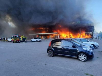 Foto: Detik-detik Mal di Ukraina Terbakar Usai Dihantam Rudal Rusia