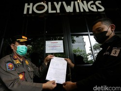 Satpol PP DKI Segel 12 Outlet Holywings: Tak Boleh Ada Kegiatan Operasional!