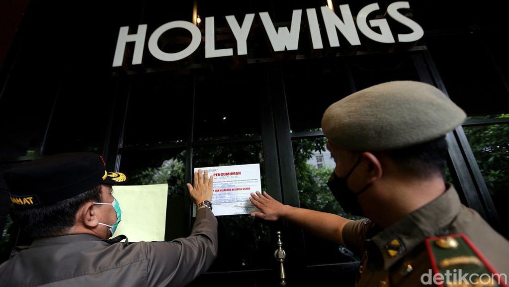 Foto-foto Holywings Mega Kuningan Disegel Satpol PP DKI Jakarta
