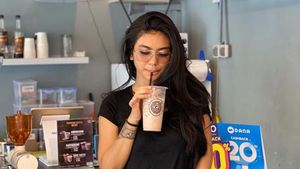 Intip Keseruan DJ Joice Challista Saat Ngopi dan Hangout di Bar