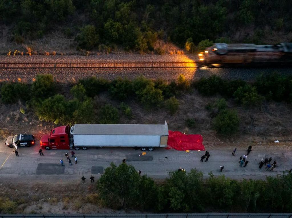 Foto-foto Penemuan 46 Migran yang Tewas dalam Truk Trailer di Texas
