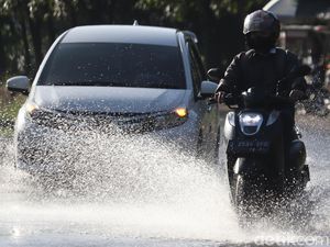 Genangan di Ruas Jalan Menuju Stadion GBLA Genangan di Ruas Jalan Menuju Stadion GBLA