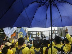 Demo Tolak RKUHP di DPR Memanas, Massa Bakar Spanduk