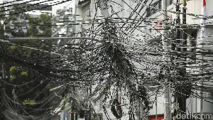 Hati-Hati! Ada Tiang Miring dan Kabel Semrawut di Jl Pecenongan