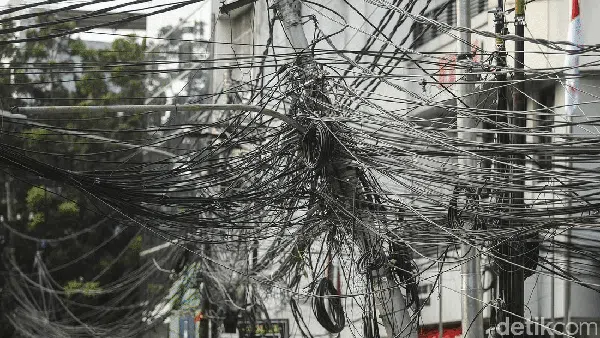 Hati-Hati! Ada Tiang Miring dan Kabel Semrawut di Jl Pecenongan