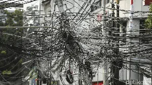 Hati-Hati! Ada Tiang Miring dan Kabel Semrawut di Jl Pecenongan