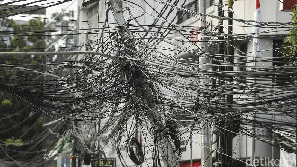 Hati-Hati! Ada Tiang Miring dan Kabel Semrawut di Jl Pecenongan