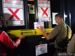 Momen Satpol PP Surabaya Segel 3 Outlet Holywings