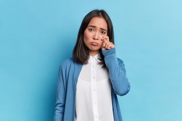 Ilustrasi merasa sedih/ Foto: Freepik.com/wayhomestudio