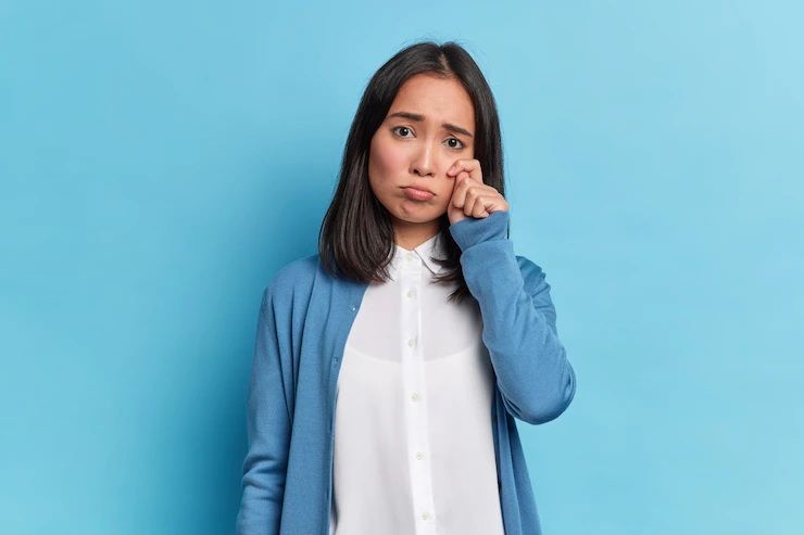 Ilustrasi merasa sedih/ Foto: Freepik.com/wayhomestudio