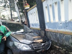 Innova Seruduk Mobil hingga Motor di Jakpus, 3 Orang Terluka