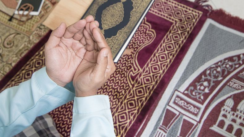 Jadwal sholat hari ini telah diumumkan Bimas Islam Kemenag. Jadwal sholat perlu diketahui oleh umat muslim agar dapat menjalankan ibadah tepat waktu.
