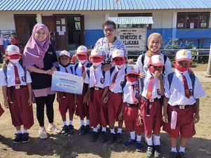 Donasi Seragam-Alat Tulis untuk Siswa Lelogama NTT Disambut Gembira