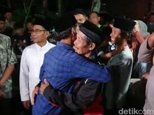 Berakhirnya Kerinduan Kakek Muhadi Terpisah dengan Istri-Anak Selama 30 Tahun Berakhirnya Kerinduan Kakek Muhadi Terpisah dengan Istri-Anak Selama 30 Tahun