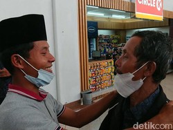 Tangis Haru Pecah Saat Kakek Muhadi Bertemu Anaknya di Bandara Juanda