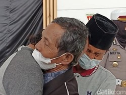 Peluk Haru Keluarga Sambut Kakek Muhadi Usai 30 Tahun Terpisah