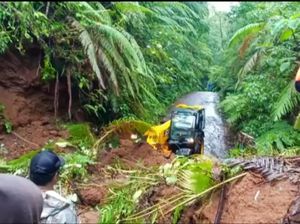 Jalur Erek-erek Ijen Banyuwangi Kembali Longsor, Alat Berat Diterjunkan Jalur Erek-erek Ijen Banyuwangi Kembali Longsor, Alat Berat Diterjunkan
