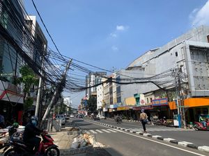 DKI Bakal Potong Kabel Semrawut-Cabut Tiang Miring di Jl Pecenongan DKI Bakal Potong Kabel Semrawut-Cabut Tiang Miring di Jl Pecenongan