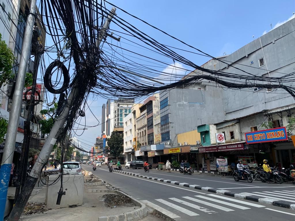 Kabel Semrawut-Tiang Miring di Jl Pecenongan Jakpus
