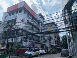 Warga Jl Pecenongan: Kabel Semrawut Bikin Nyangkut, Tiang Miring Bikin Ngeri