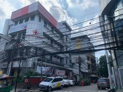 Warga Jl Pecenongan: Kabel Semrawut Bikin Nyangkut, Tiang Miring Bikin Ngeri