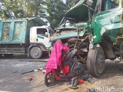 Tragisnya Kecelakaan 2 Truk Gencet Motor yang Tewaskan Dua Orang di Gresik