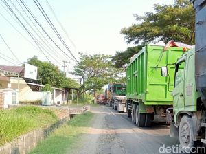 Bungah-Sidayu Macet Sepanjang 6 Km Imbas Kecelakaan 2 Truk Gencet Motor