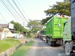 Bungah-Sidayu Macet Sepanjang 6 Km Imbas Kecelakaan 2 Truk Gencet Motor