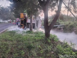 Truk Tangki Oksigen Diselimuti Asap Putih Usai Terguling di Sumenep