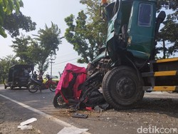 Detik-detik Motor Tergencet 2 Truk Tewaskan Dua Orang di Bungah Gresik