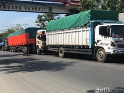 Jalur Pantura Rembang Macet Pagi Ini, Kendaraan Mengular hingga Wilayah Kota