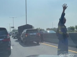 Kepadatan Kendaraan di Depan Rest Area Tol Sidoarjo-Waru