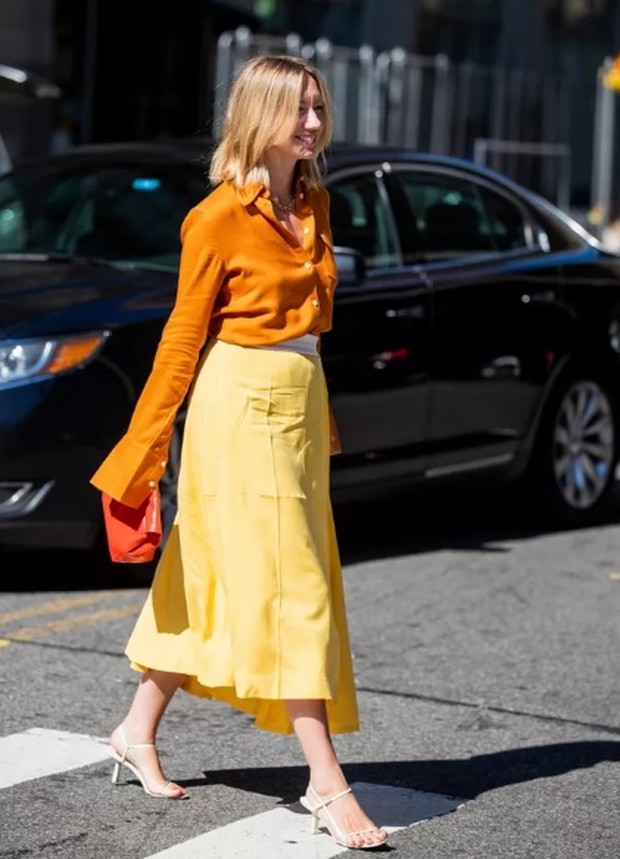 Paduan warna cerah kuning dan oranye dalam satu look