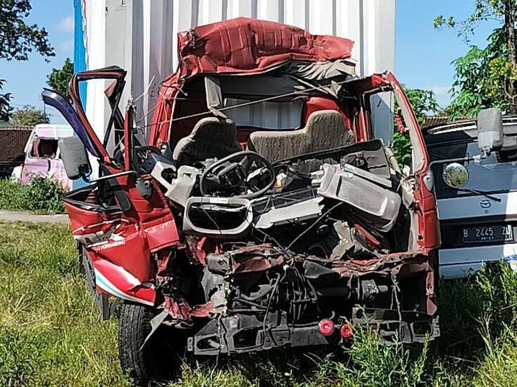 2 Truk Kecelakaan di Tol Boyolali, Sopir Sempat Terjepit Kabin 2 Truk Kecelakaan di Tol Boyolali, Sopir Sempat Terjepit Kabin