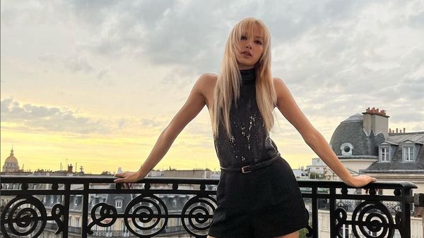 7 Gaya Savage Lisa BLACKPINK Jadi Cewek Mamba, Pakai Baju Serba Hitam