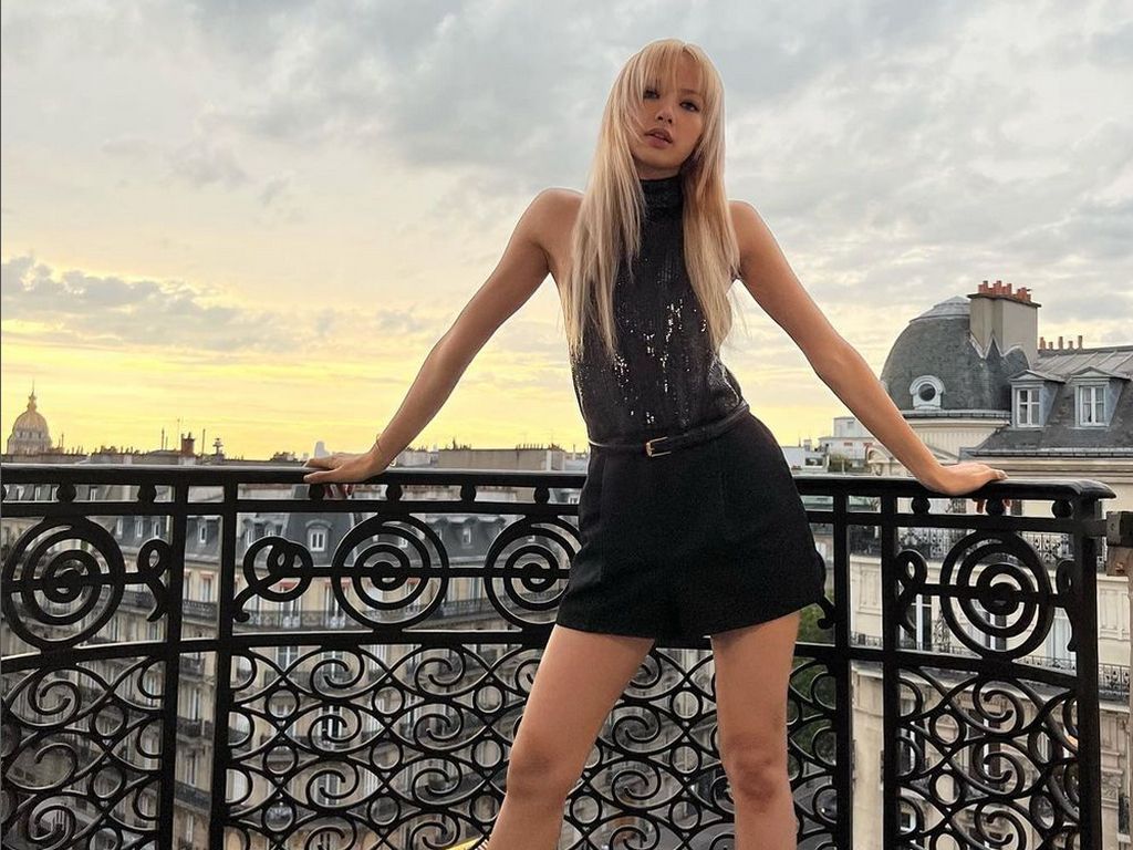 7 Gaya Savage Lisa BLACKPINK Jadi Cewek Mamba, Pakai Baju Serba Hitam 7 Gaya Savage Lisa BLACKPINK Jadi Cewek Mamba, Pakai Baju Serba Hitam